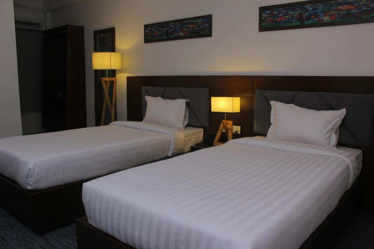 Hotel Zakaria International Дака Екстериор снимка