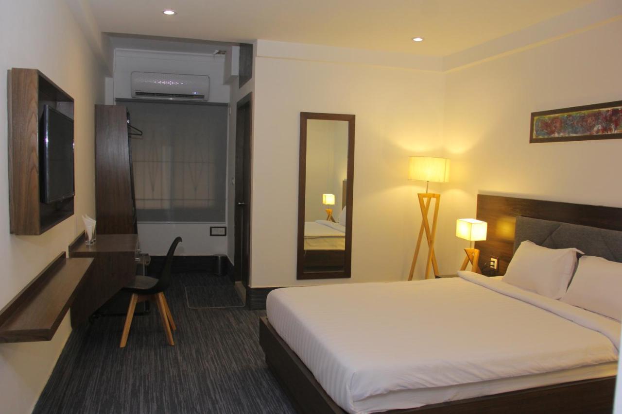 Hotel Zakaria International Дака Екстериор снимка