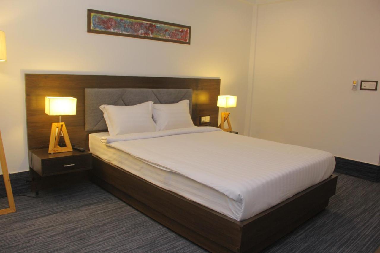 Hotel Zakaria International Дака Екстериор снимка