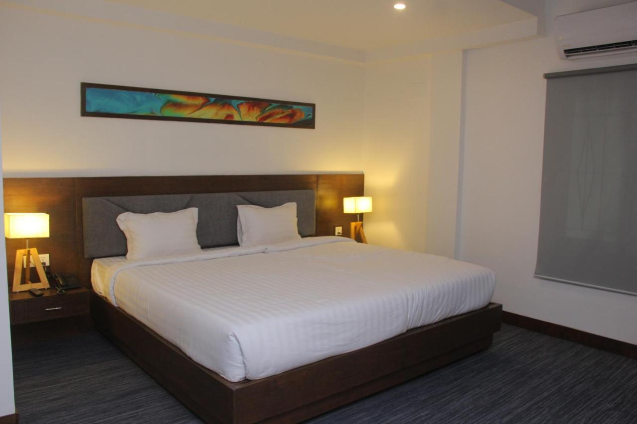 Hotel Zakaria International Дака Екстериор снимка
