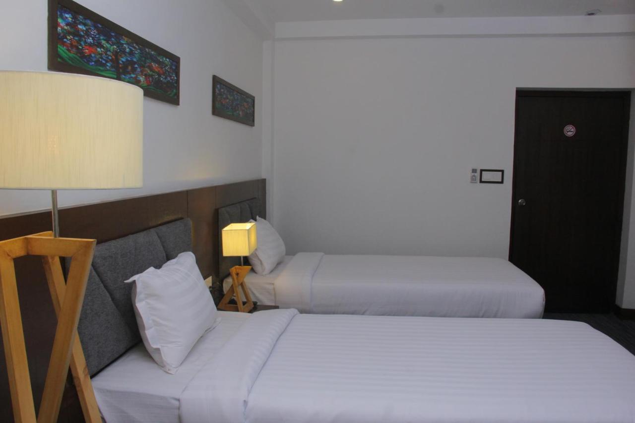 Hotel Zakaria International Дака Екстериор снимка