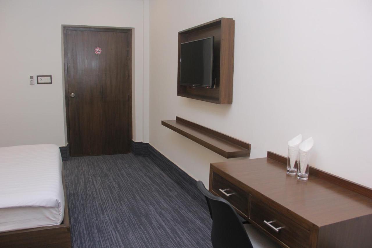 Hotel Zakaria International Дака Екстериор снимка