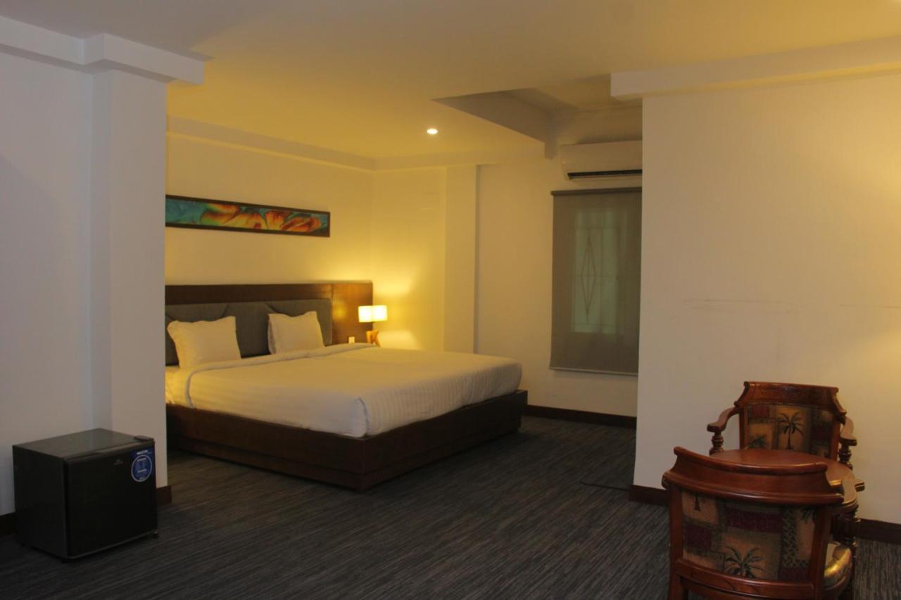 Hotel Zakaria International Дака Екстериор снимка