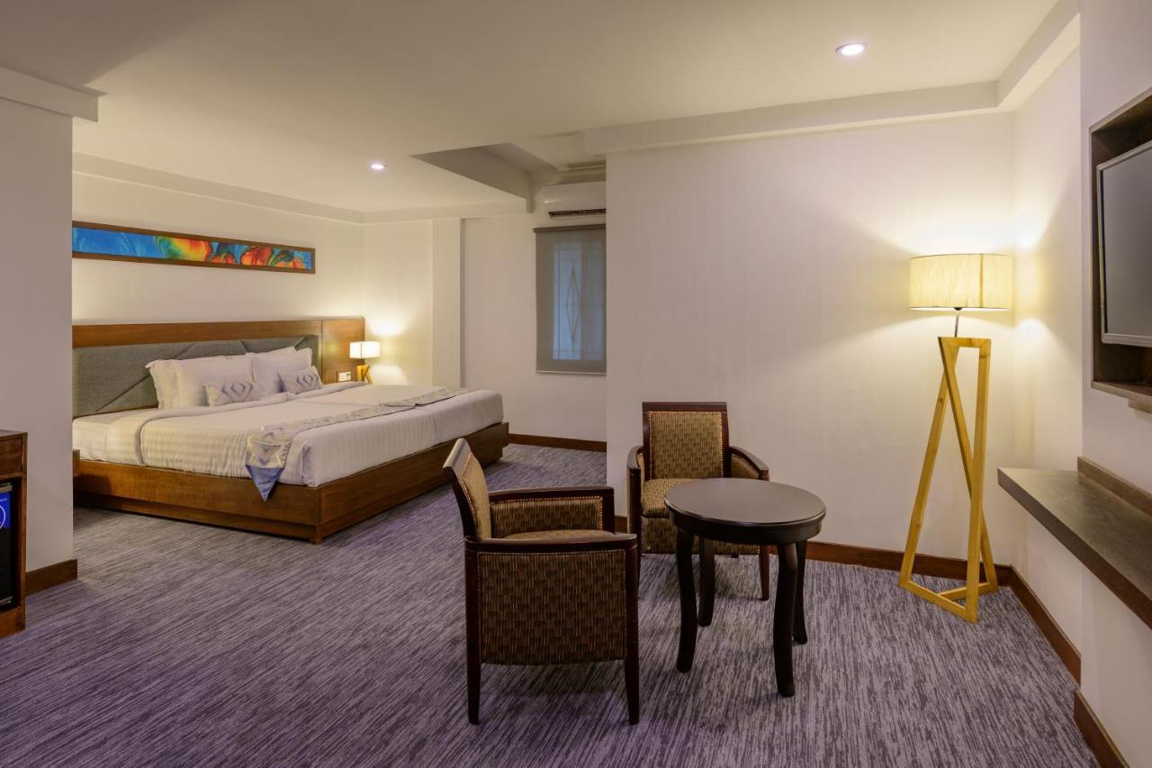 Hotel Zakaria International Дака Екстериор снимка