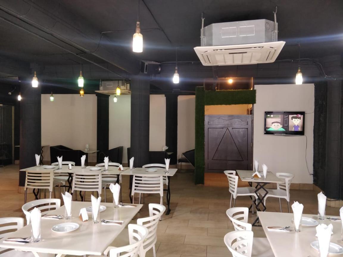 Hotel Zakaria International Дака Екстериор снимка